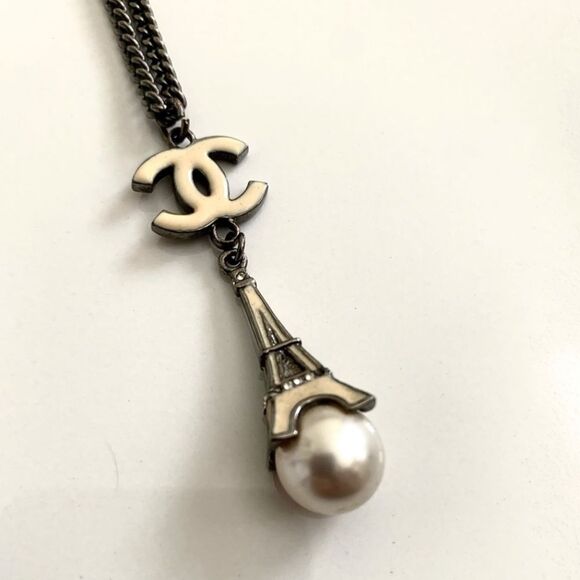 🌟💝🌟 *Chanel* CC *PARIS* Eiffel Tower Faux Pearl Gunmetal Necklace - Picture 1 of 7